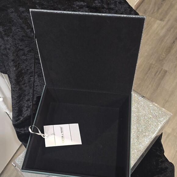 Heaton & Parke 3D Floral Embellished Mirrored Jewelry Box - Picture 7 of 8